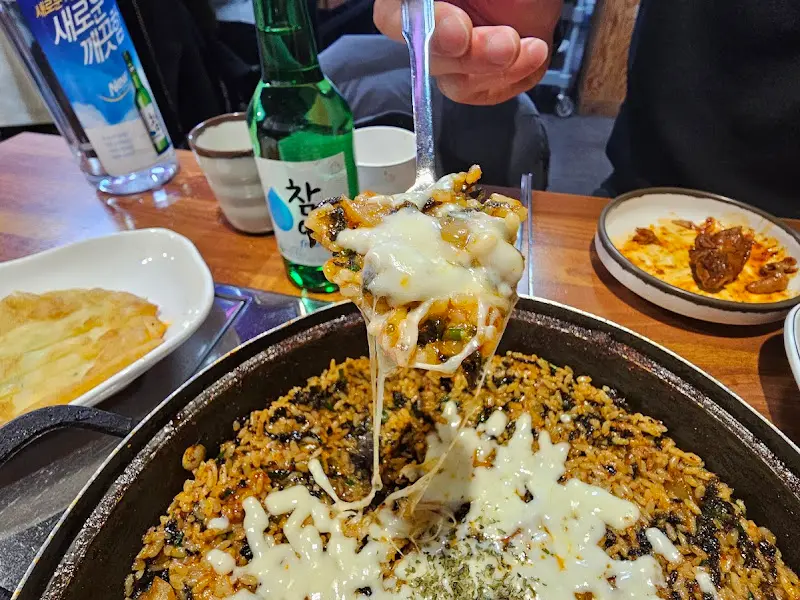 볶음밥 위에 치즈를 듬뿍 올린 모습