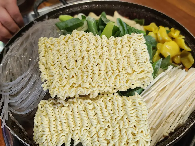 닭도리탕에 라면사리와 중국 당면을 넣어 끓인 모습