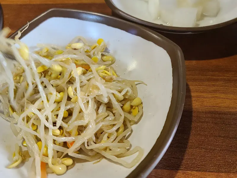 닭도리탕과 함께 제공되는 밑반찬