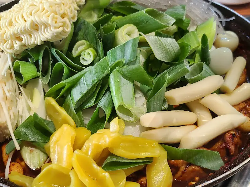 닭도리탕에 넙적 당면, 라면, 떡, 버섯, 야채 등 다양한 사리를 추가한 모습