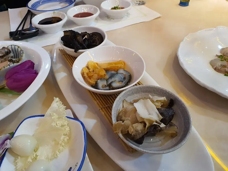 정갈하게 개별 접시에 담겨 나온 해산물 모듬