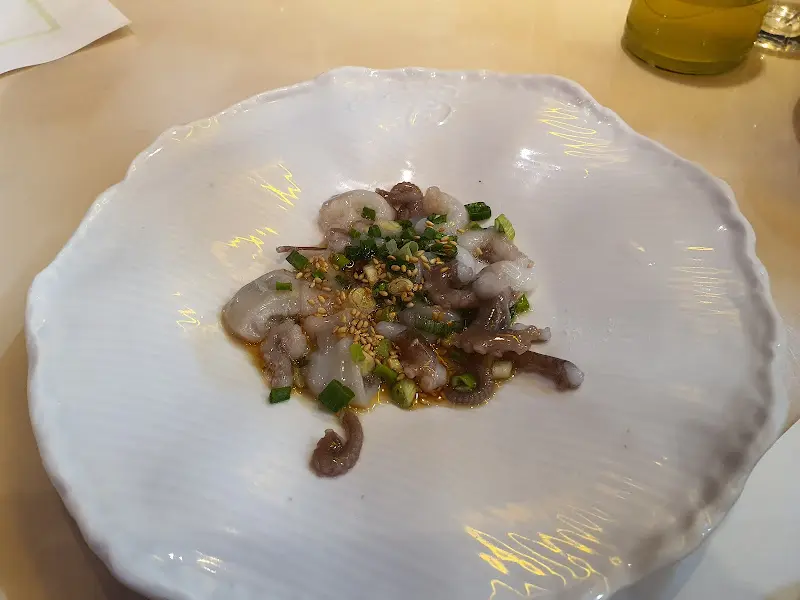 신선함이 느껴지는 갓 튀겨낸 튀김