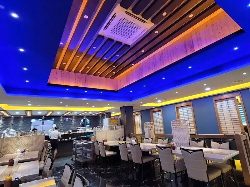 푸른 조명이 인상적인 식당 내부