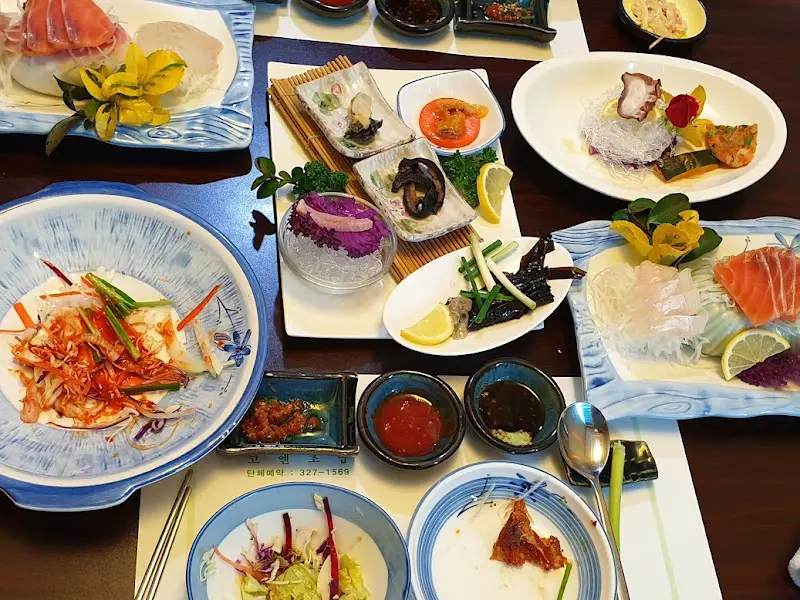 다채로운 해산물이 아름답게 플레이팅된 모습