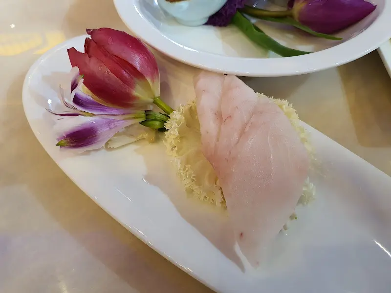 섬세한 장식이 돋보이는 플레이팅