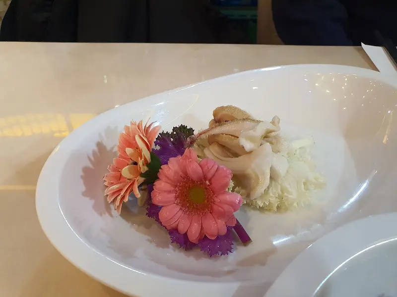 꽃 장식과 함께 제공되는 해산물 요리