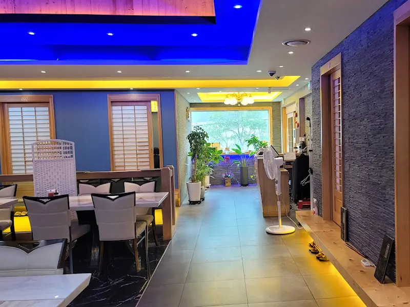 깔끔하고 모던한 분위기의 식당 내부