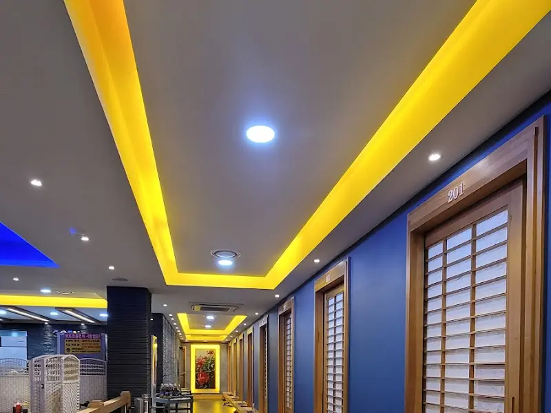 은은한 조명이 아늑함을 더하는 복도