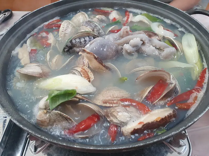 해산물이 가득한 조개탕