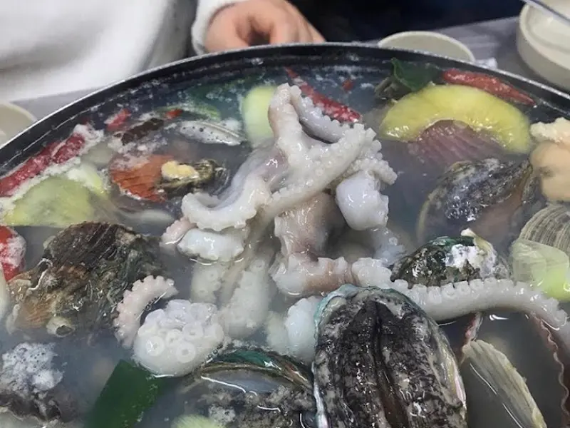 꿈틀거리는 낙지가 통째로