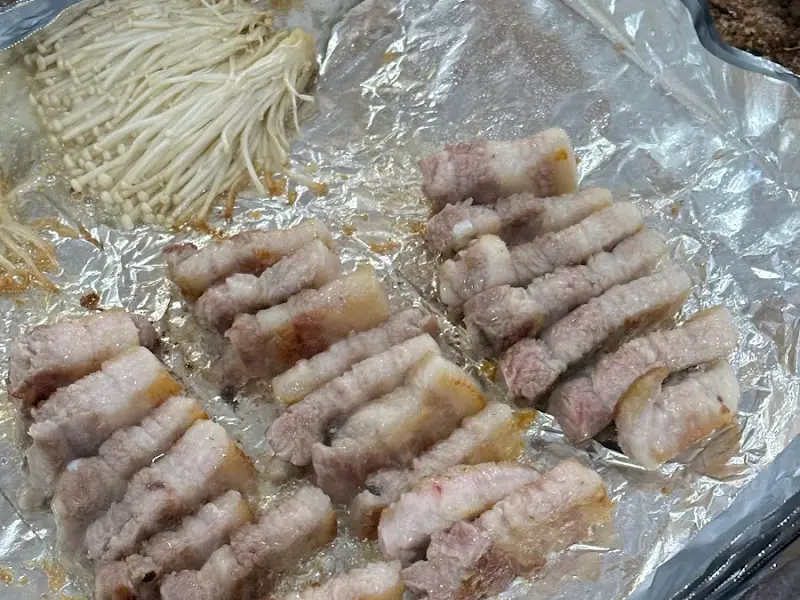 장작불에 구워지는 삼겹살