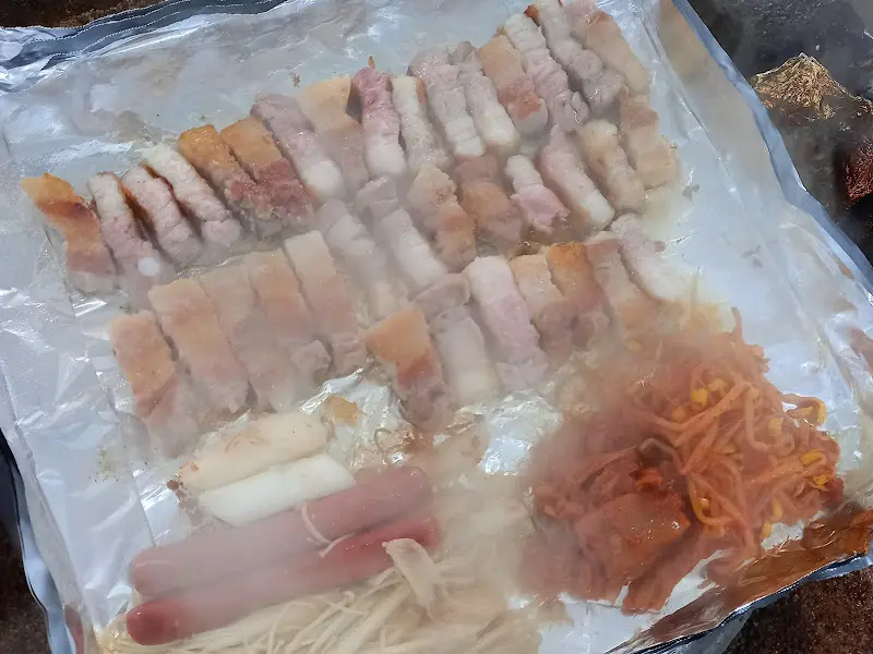 구워진 삼겹살과 팽이버섯, 콩나물 무침