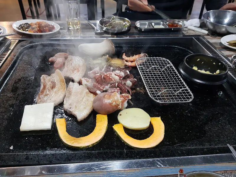 불판 가득 채운 진까리 돼지전복문어