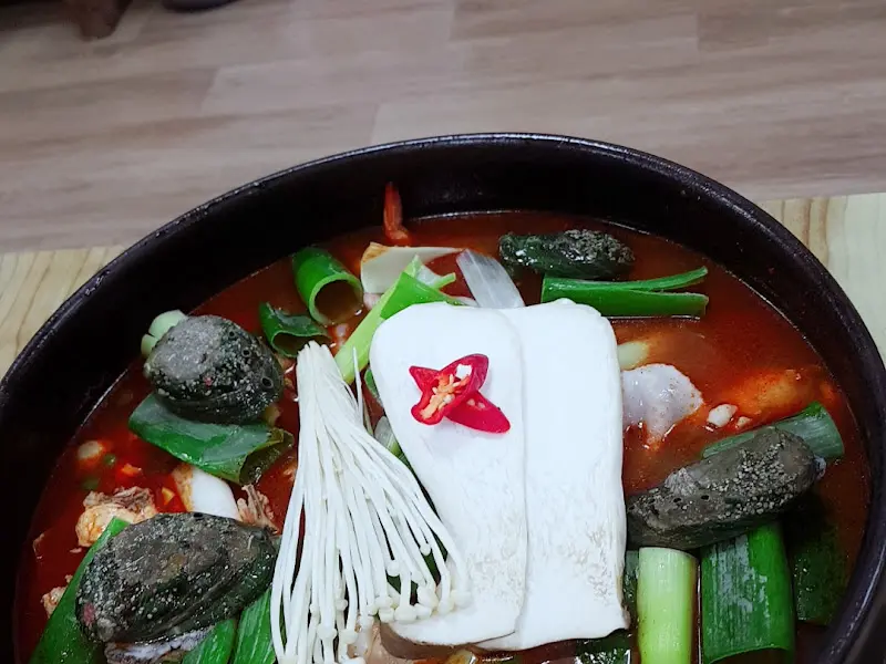 해물과 버섯이 가득한 닭볶음탕