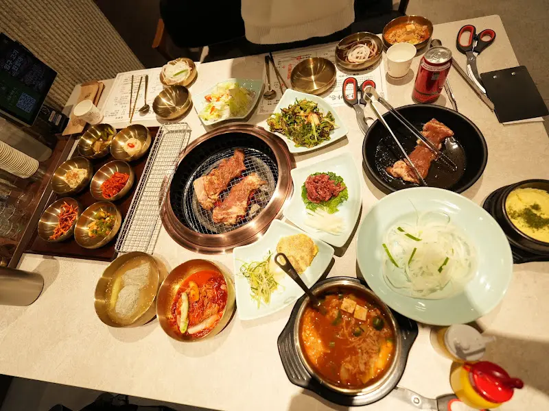 깔끔하게 차려진 테이블과 기본 반찬