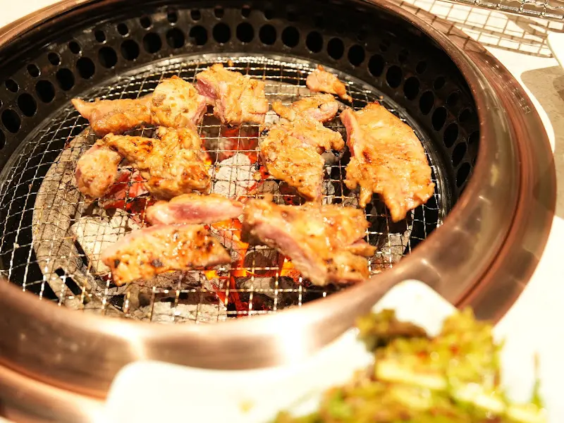 숯불 위에서 구워지는 양념갈비