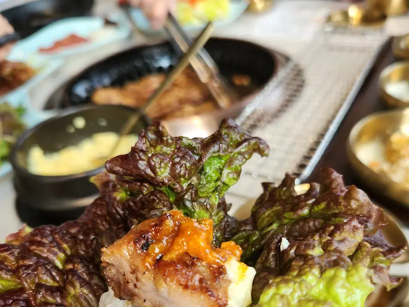 싱싱한 쌈 채소와 함께 즐기는 갈비