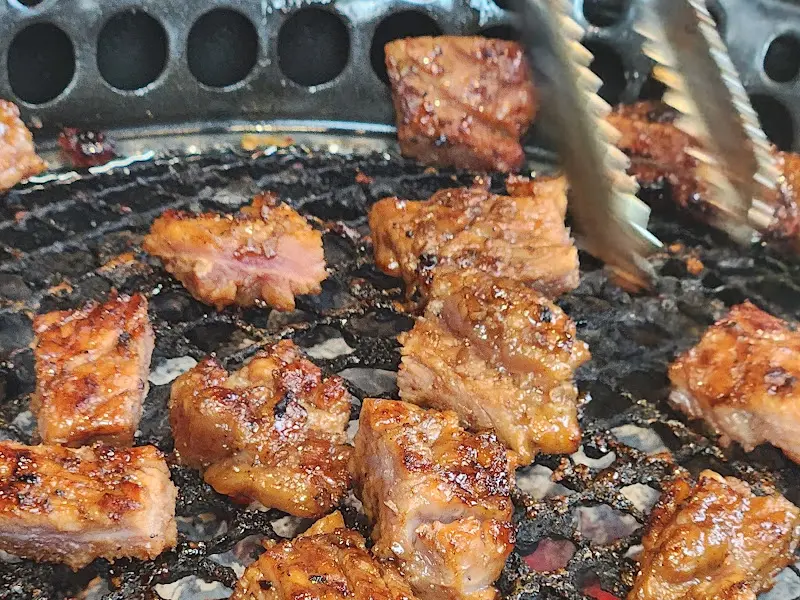 숯불 위에서 맛있게 구워진 갈비