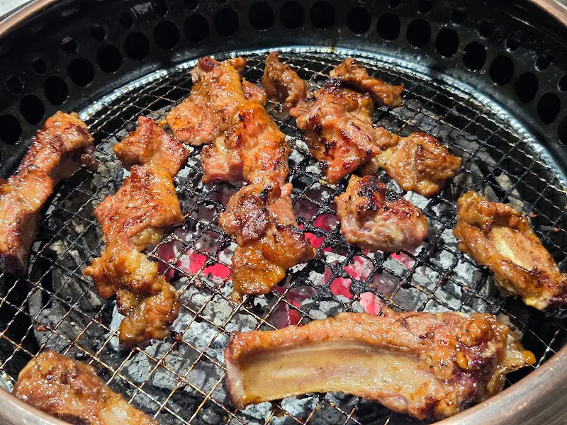 숯불 위에서 맛있게 구워진 갈비