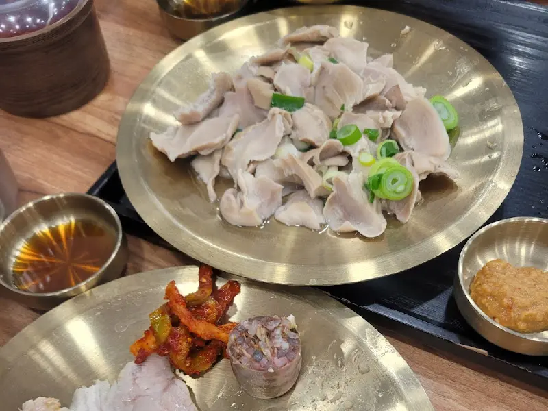 다채로운 맛을 자랑하는 모듬 수육