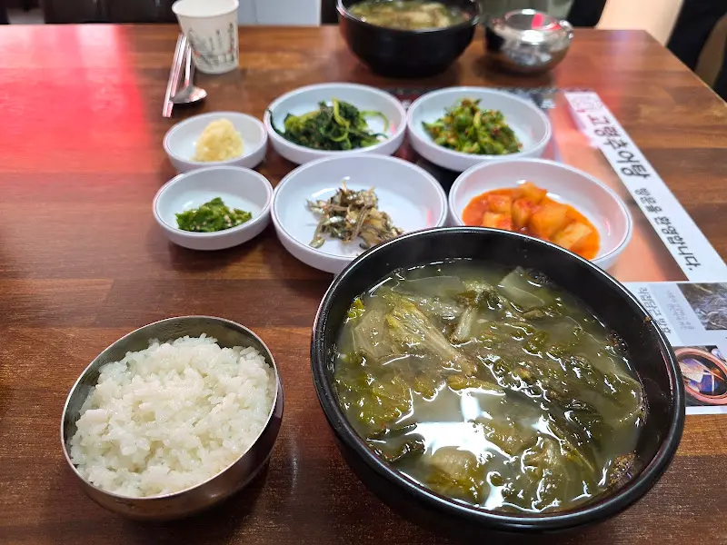 추어탕과 밑반찬 클로즈업