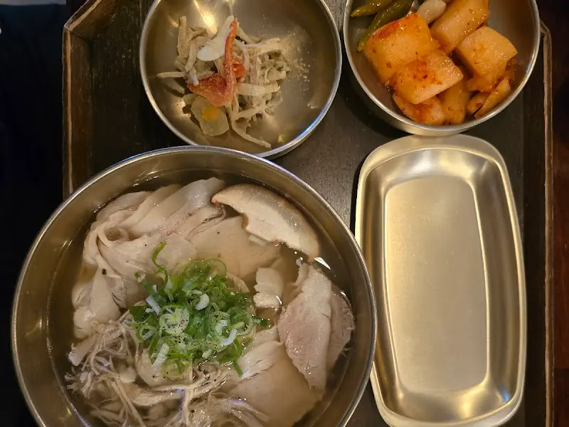 돈곰탕과 반찬 전체샷