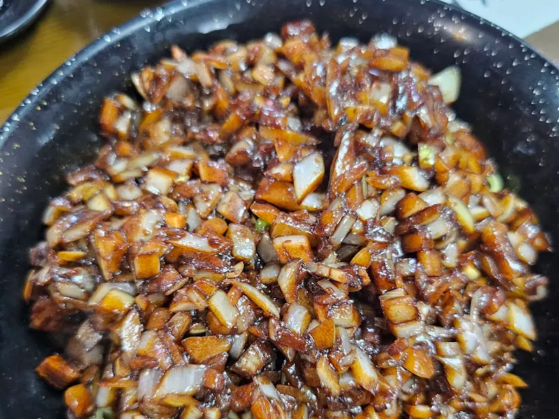 잘게 다져진 양파가 인상적인 간짜장 소스