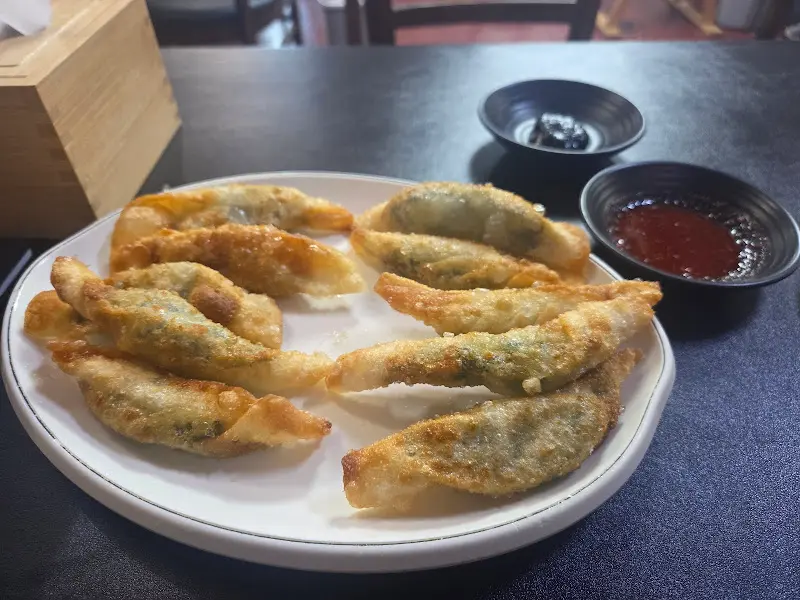 노릇하게 구워진 군만두