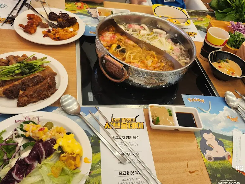 푸짐하게 차려진 식탁