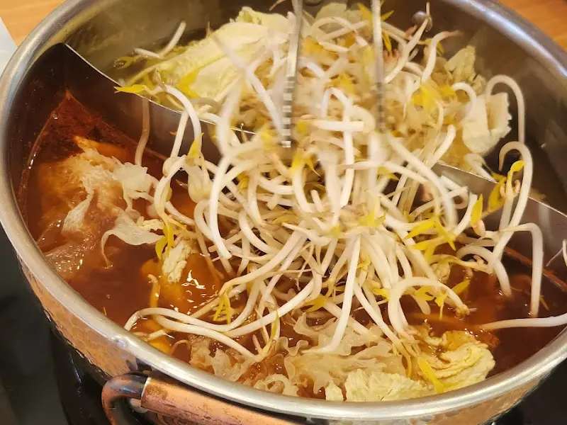샤브샤브 재료를 넣는 모습