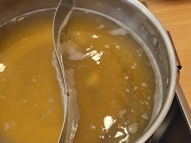 반반 육수 냄비