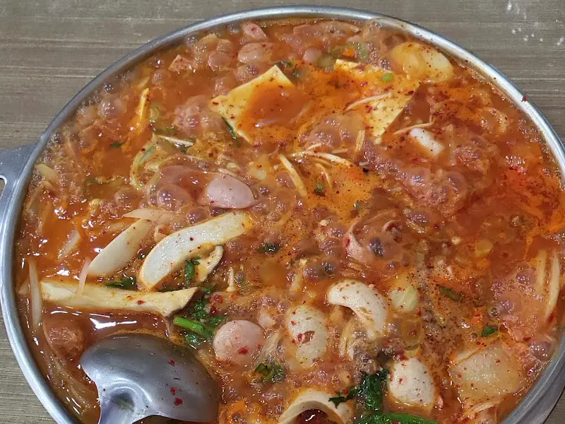 부대찌개의 클로즈업 사진