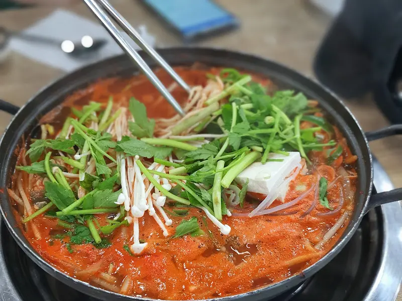 부대찌개 속 라면사리