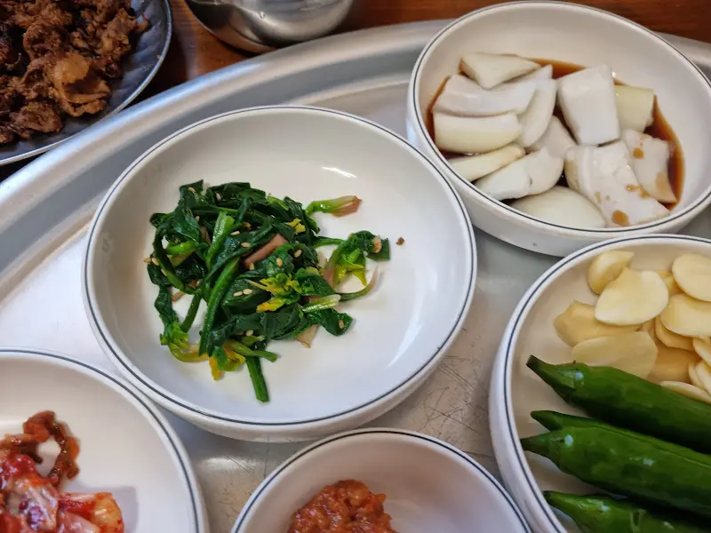 다양한 밑반찬들