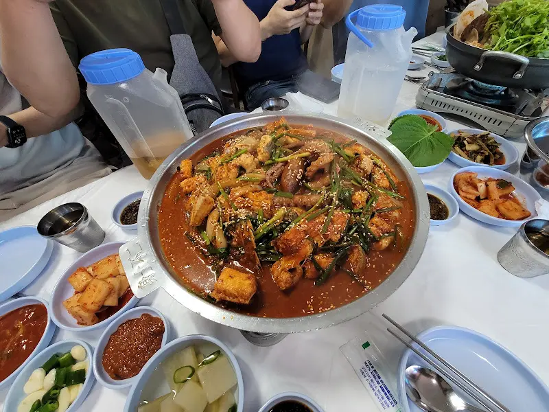 테이블 가득한 음식