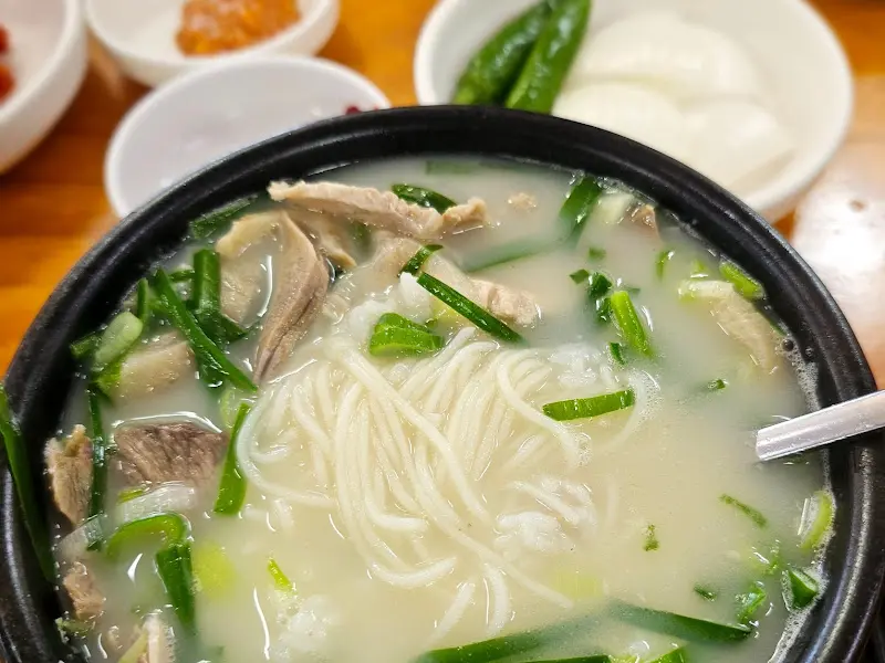돼지국밥 소면