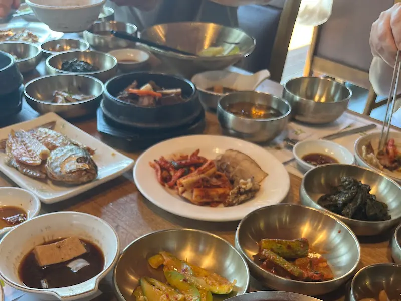 정갈하게 차려진 산뜨락 한정식 한 상