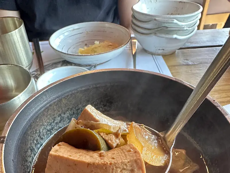 큼지막한 두부가 인상적인 된장찌개