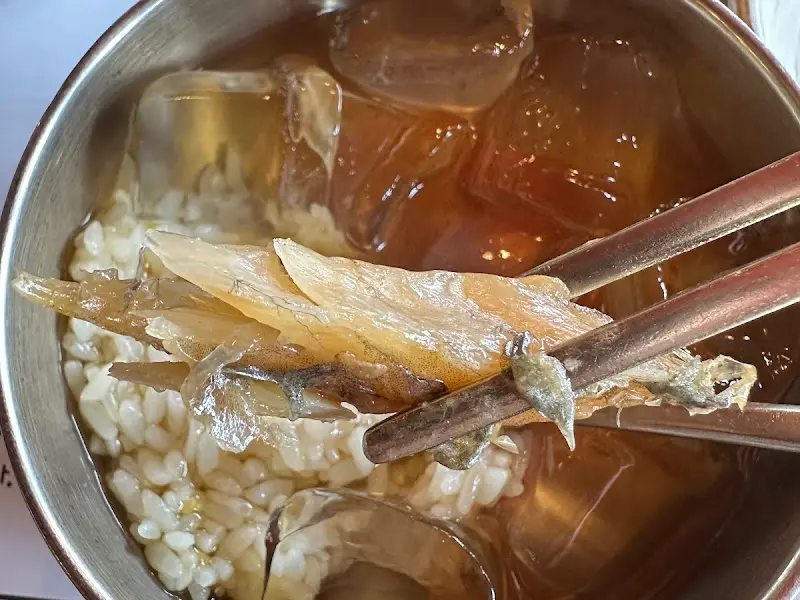 시원한 녹차물에 밥을 말아 보리굴비와 함께