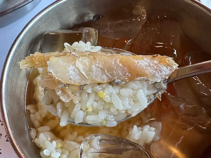 녹차물에 말아 올린 밥 위에 보리굴비 한 점