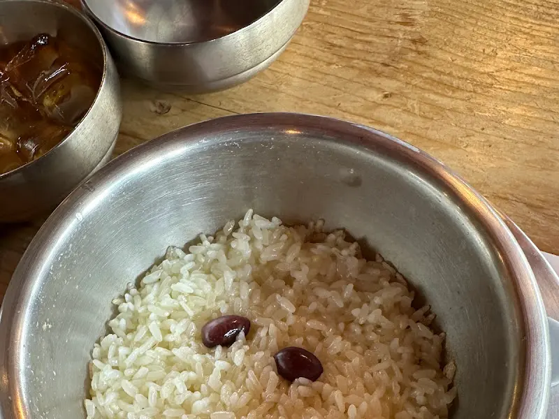 두 알의 콩이 올라간 밥