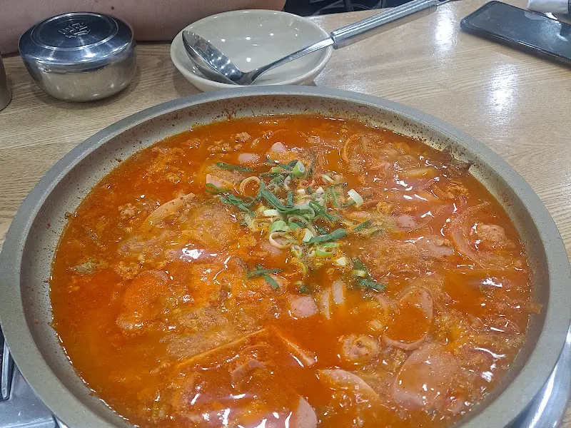 보글보글 끓고 있는 부대찌개의 모습