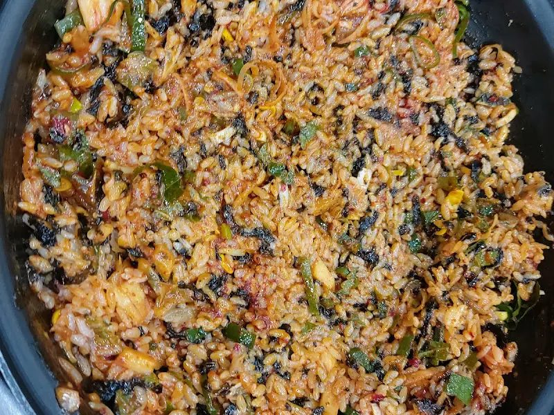 맛있게 볶아진 볶음밥의 모습