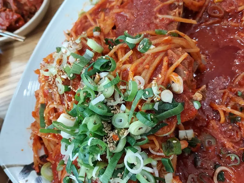 뼈찜 위에 푸짐하게 올려진 파의 모습