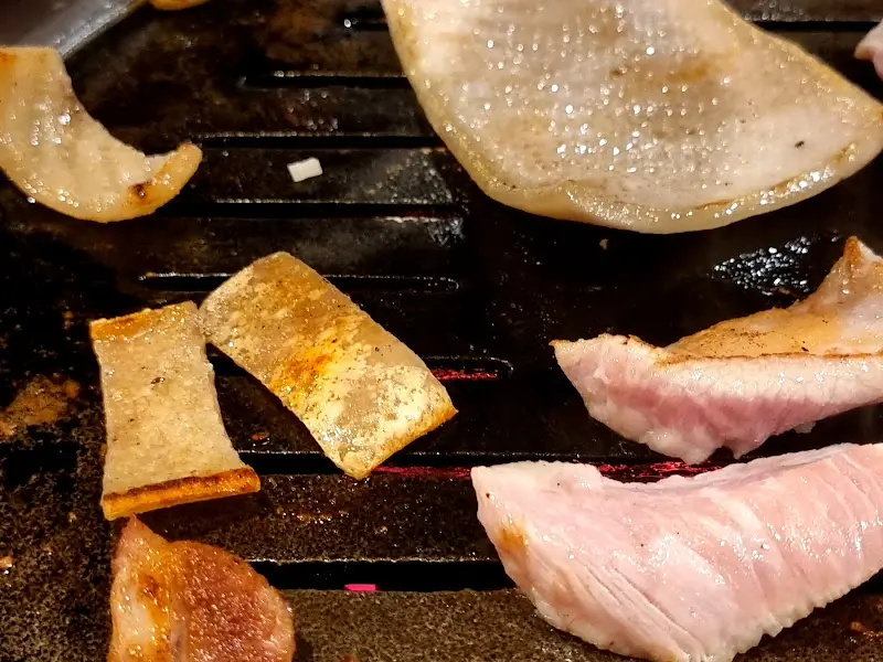 불판 위에 익어가는 껍데기의 모습