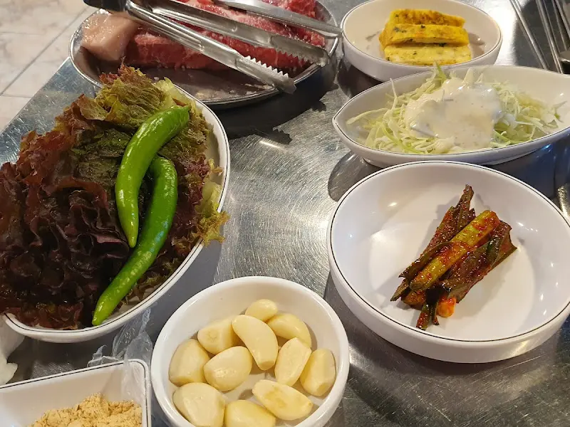 다양한 밑반찬과 쌈 채소