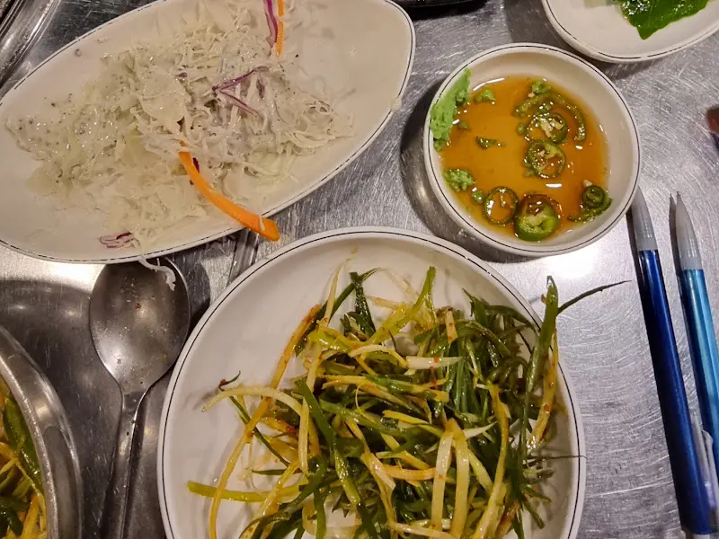 다양한 소스와 밑반찬