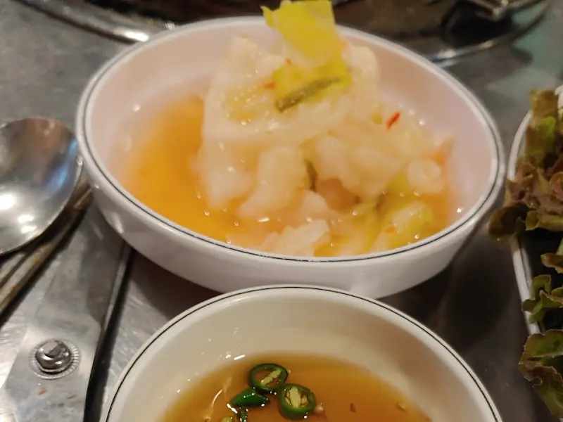 양배추 물김치와 소스의 조화