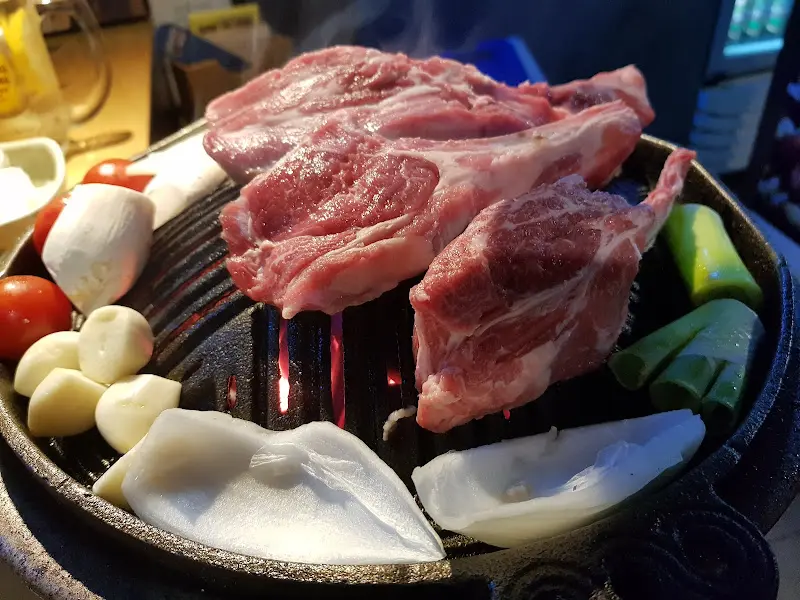 노릇하게 구워진 양갈비와 채소