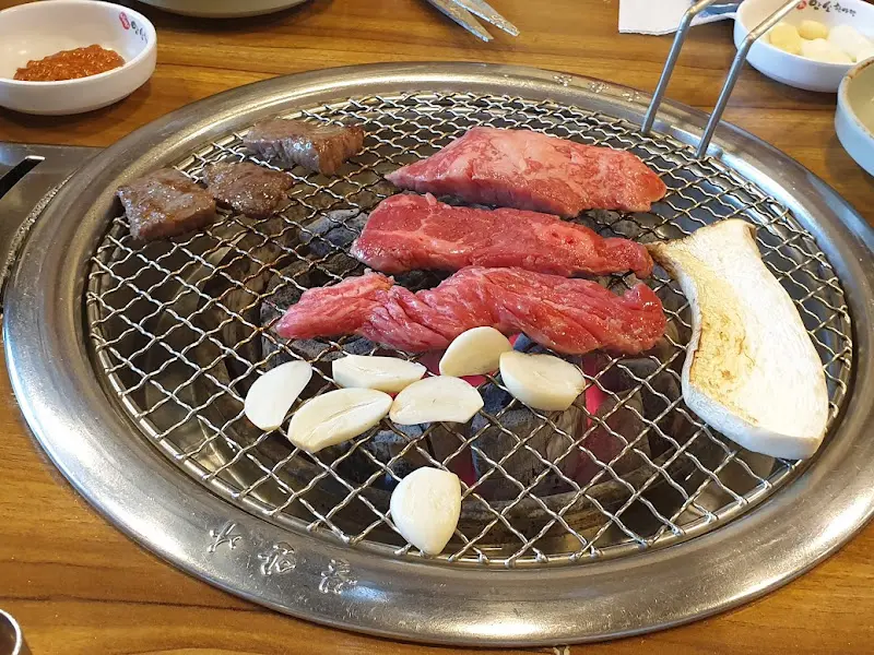 숯불 위에서 익어가는 한우